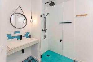 Koupelna v ubytování Apartamento acogedor frente a Plaza del Cedro + 26 fotografií