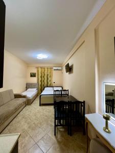 En eller flere senger på et rom på Hotel Asteri