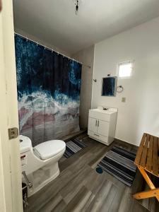 ein Badezimmer mit Toilette und Waschbecken in der Unterkunft Majahuas Estudios in San-Blas-Inseln