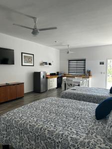 ein Hotelzimmer mit zwei Betten und einer Küche in der Unterkunft Majahuas Estudios in San-Blas-Inseln