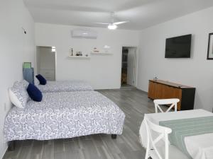 ein Schlafzimmer mit einem Bett mit blauen Kissen darauf in der Unterkunft Majahuas Estudios in San-Blas-Inseln