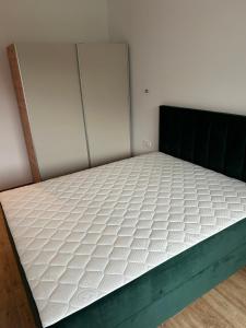 En eller flere senge i et værelse på Laki, luxury lake view apartment