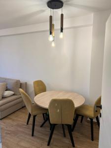 Et opholdsområde på Laki, luxury lake view apartment