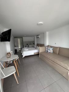 Postel nebo postele na pokoji v ubytování Andromeda Seaside Apartments