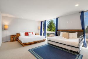 une chambre avec deux lits et une grande fenêtre dans l'établissement Perch - Indo Haven, à Seattle