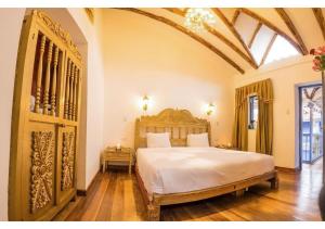 a bedroom with a large bed in a room at Inkarri Regocijo Plaza in Cusco