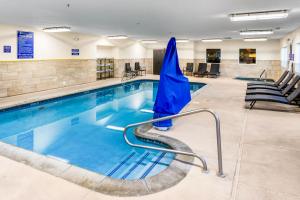 Bazén v ubytování Crystal Inn Hotel & Suites - West Valley City nebo v jeho okolí