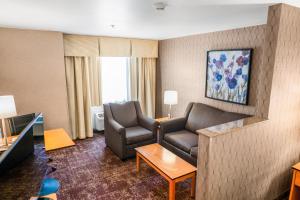 Posezení v ubytování Crystal Inn Hotel & Suites - West Valley City