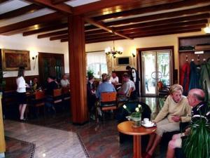 un gruppo di persone seduti in un ristorante di Hotel Perekop a Berdorf
