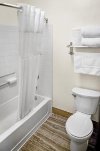 Koupelna v ubytování Crystal Inn Hotel & Suites - West Valley City