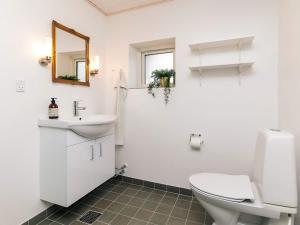 Ένα μπάνιο στο 4 star holiday home in Løgstør +47 φωτογραφίες