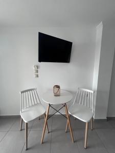 TV a/nebo společenská místnost v ubytování Andromeda Seaside Apartments
