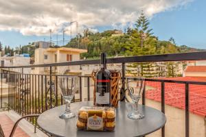 una bottiglia di vino seduta su un tavolo sul balcone di Future Appts a Città di Zante