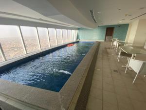 Swimmingpoolen hos eller tæt på Rafal Tower by JW Marriott برج رافال