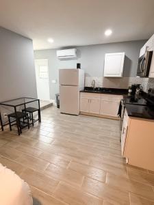 Kuchyň nebo kuchyňský kout v ubytování Cozy Modern Studio + 1 fotografie