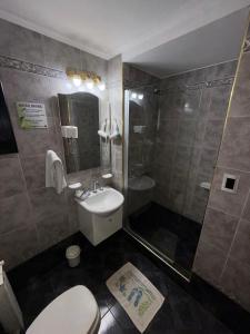 a bathroom with a toilet and a shower and a sink at Hotel Escala Uno in Santo Tomé +94 photos