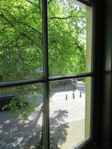 ein Fenster mit Blick auf einen Innenhof, durch den Sie hindurchsehen können in der Unterkunft Guesthouse Groenmarkt in Middelburg