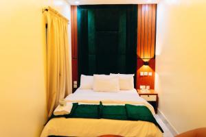 سرير أو أسرّة في غرفة في Skyview Resort