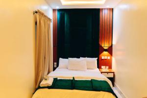 سرير أو أسرّة في غرفة في Skyview Resort