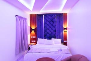 سرير أو أسرّة في غرفة في Skyview Resort