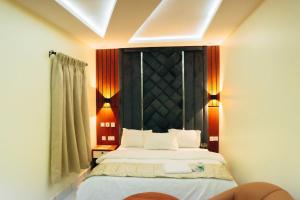 سرير أو أسرّة في غرفة في Skyview Resort