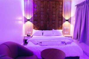 سرير أو أسرّة في غرفة في Skyview Resort