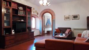 a living room with a couch and a tv at Casa Badia in Badia