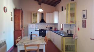 a kitchen with a table and a table and chairs at Casa Badia in Badia