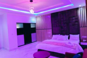 سرير أو أسرّة في غرفة في Skyview Resort