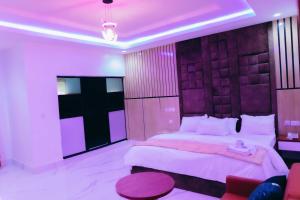 سرير أو أسرّة في غرفة في Skyview Resort