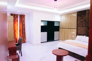 سرير أو أسرّة في غرفة في Skyview Resort