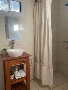 Bilik mandi di Cabaña del Sol con pileta - 7 Colores Casas Serranas +25 gambar