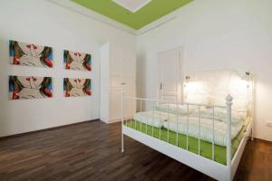 מיטה או מיטות בחדר ב-Budget Apartment by Hi5-Kiraly 99