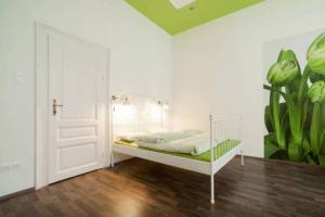Posteľ alebo postele v izbe v ubytovaní Budget Apartment by Hi5-Kiraly 99