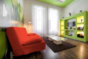 Televízia a/alebo spoločenská miestnosť v ubytovaní Budget Apartment by Hi5-Kiraly 99