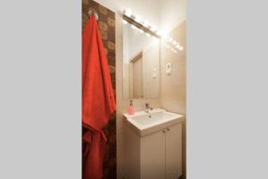 Kúpeľňa v ubytovaní Budget Apartment by Hi5-Kiraly 99 + 27 fotografií