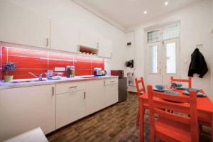 Kuchyňa alebo kuchynka v ubytovaní Budget Apartment by Hi5-Kiraly 99