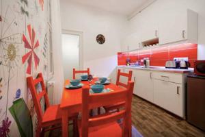 Kuchyňa alebo kuchynka v ubytovaní Budget Apartment by Hi5-Kiraly 99