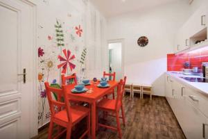 Kuchyňa alebo kuchynka v ubytovaní Budget Apartment by Hi5-Kiraly 99