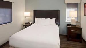 Postel nebo postele na pokoji v ubytování Hyatt House Dallas Addison