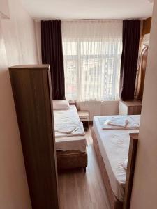 Postel nebo postele na pokoji v ubytování Sera Hotel