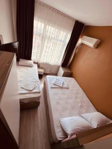 Postel nebo postele na pokoji v ubytování Sera Hotel