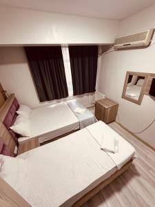 Postel nebo postele na pokoji v ubytování Sera Hotel