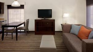 TV a/nebo společenská místnost v ubytování Hyatt House Dallas Addison