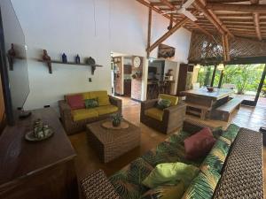 Χώρος καθιστικού στο Casa con piscina privada fincas panaca, Quindío