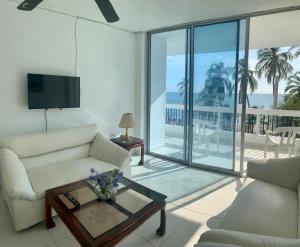 a living room with a couch and a table at Apto 401 Edificio El Karey in Rodadero