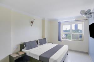Ένα ή περισσότερα κρεβάτια σε δωμάτιο στο Super Townhouse Green Park Residency 1