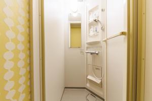 ein kleines Bad mit WC in einem Zimmer in der Unterkunft 美瑛ゆめゆめハウス in Biei + 23 Fotos