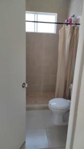 ein Badezimmer mit Toilette und Dusche in der Unterkunft Casa en Cancun lista para disfrutar in Cancún