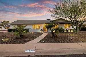 una casa en una calle con entrada en Cactus Oasis 5-br House Casitaheated Spa & Pool, en Scottsdale